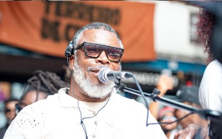 Cantor veterano ao microfone