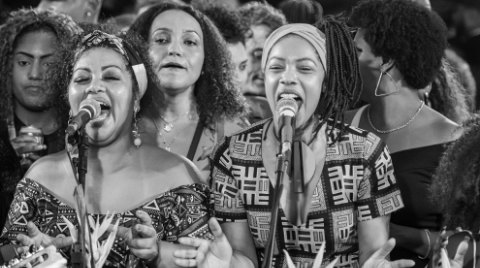 Cantoras se apresentando na roda