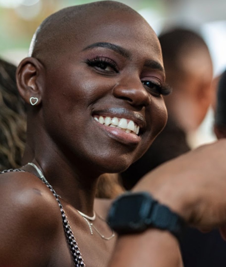 Mulher sorrindo no público do Festival