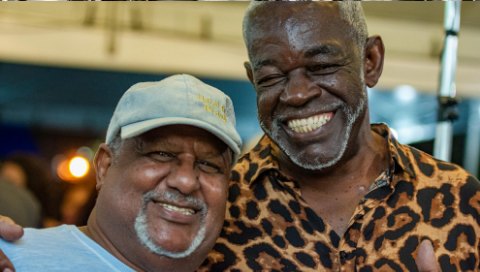 Dois sambistas veteranos sorrindo